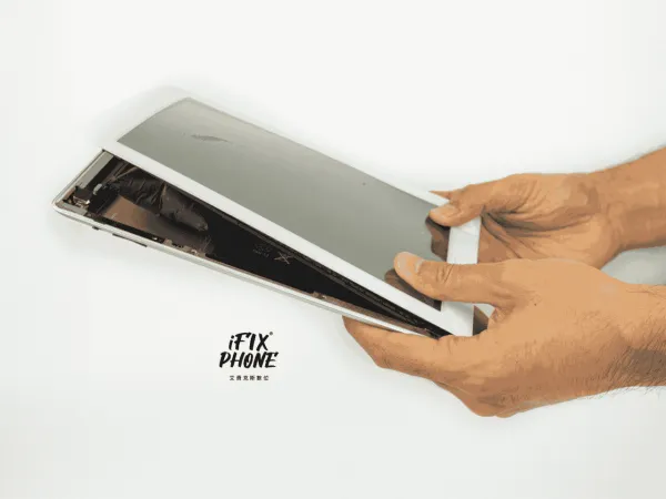 iPad 電池膨脹導致螢幕撐開與機身分離的危險跡象特寫